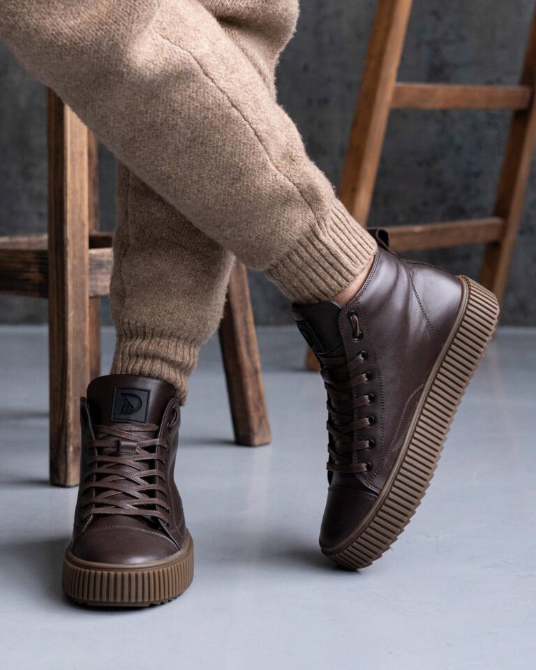 Чоловічі ботинки GLAM FOX коричневі шкіряні на нозі боковий вигляд